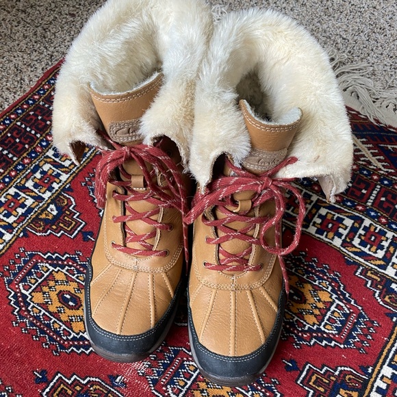 Like New - Clark’s Arctic Venture Winter Boots in Camel - Picture 8 of 9